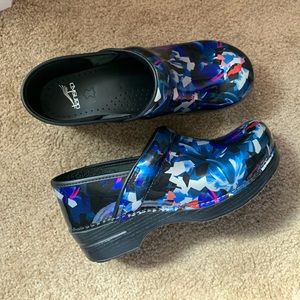 Dansko Size 10 Clogs/Nursing Shoes